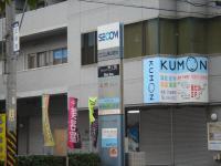 国道191号分かれ交差点、マンション2階です