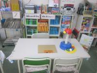 幼児用の机のところでお話しましょう!<br />