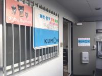 ２階奥のこちらの看板を目印にお越しください。