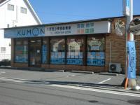 全面ガラス張りの明るい教室です。大きな看板と旗が目印です。