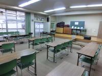 教室中は座席の間隔をあけて座ります。