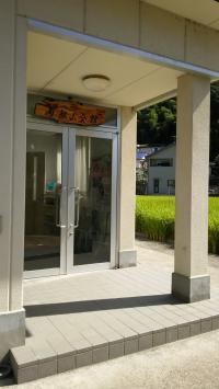 玄関横のスペースにベビーカーも置けます。