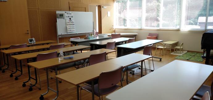 教室内は広く、長机に1名ずつ座ってゆったりと学習できます