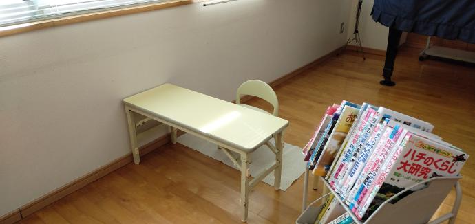 幼児さんに合わせた机と椅子で学習できます