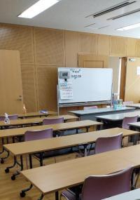 教室内は広く、長机に1名ずつが座って学習することができます♪