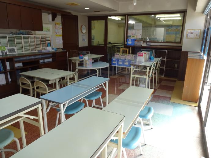 ＜教室＞２つある部屋の入り口側　：　主に幼児、小学校低学年が学習しています