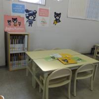 お子さまとお母さまと一緒に、楽しく子育てのお話をしています。