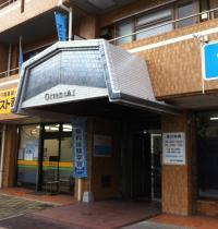 ファミリーマートさんの向かいに教室はあります。