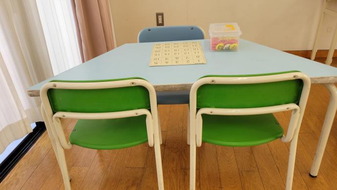 幼児用の机、椅子があります。<br />
姿勢良く学習することが出来ます。