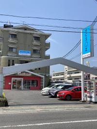 教室は、バス通りに面した建物の中にあります。