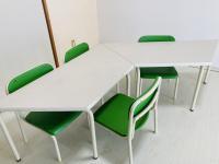 小さなお子さまと一緒に安心して座っていただける椅子をご用意しております。