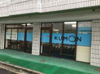 バス停から徒歩5分。広々とした教室です。