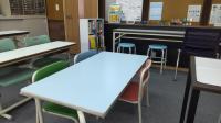 【幼児さん席】<br />
体格に合った机で学習できます。<br />
学校と同じ椅子席もあります。