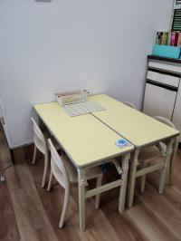 2歳児さんも一人で座れるお席です。パズル・カード・すうじばんなど教具もあります。