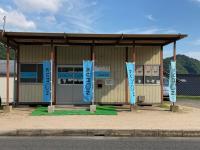 小学校の通り沿いにあります。<br />
KUMONののぼり旗が目印です。