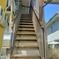 外階段で2階へ。屋根もありますのでベビーカーも置いておけます。