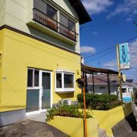 東観音台中央バス停から徒歩2分。黄色の建物の2階が教室です。