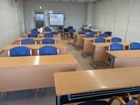 窓からの光が入るので、教室全体が明るいです。<br />
遮光することも可能です♪