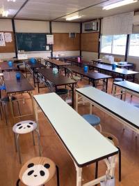 机は基本的にスクール形式にしています。感染対策で席と席の距離を保っています。