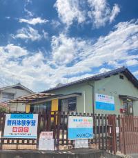 看板を目印にお越しください。