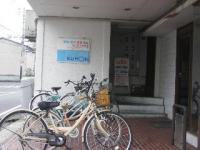 雨に濡れない駐輪場でベビーカーも置けて横に駐車場もあります。