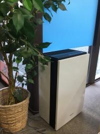 空気除菌脱臭機で空気清浄をするなど、感染症対策をしています。<br />
