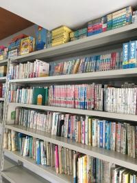 たくさんの絵本や本を備えた文庫を設けています。