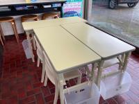 幼児さんは小さい机で、保護者の方も一緒にしていただけます。