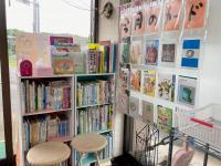 お迎えの待ち時間で、子どもたちは静かに本を読んでいます。