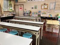 三密を避けながら座っていただきます。子どもたちは集中して学習しています。