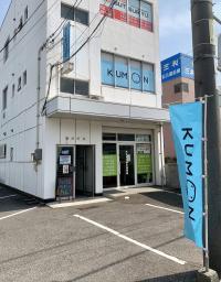 正面左側入り口からお入りください。