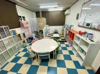 幼児さんは足のつく安全なイスで先生と学習しています♪