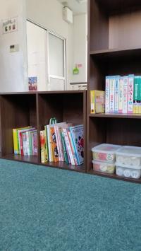幼児の目の高さに絵本やカード、磁石のおもちゃが揃ってます♪
