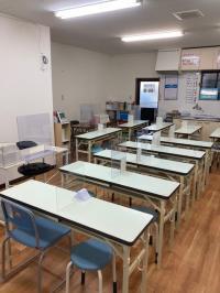 子どもたちは、集中して自身の学習課題に取り組みます。