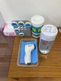 入室時の検温や消毒を行い、飛沫パネルを設置し、感染症対策を行っています。