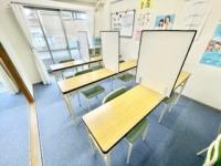 三密対策のためパーテーションを設置し、安心して学習できる環境を整えています。
