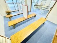 靴を脱いでいただき、足の着く安全な場所でお話します。