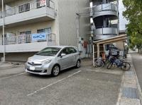 駐車場は、自転車置き場の真横になります。シルバーの車（指導者の車）の手前です！