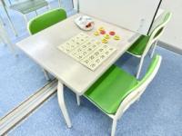 幼児さんには、足のつく席で学習していただけます。