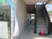 教室の入口は階段下のドアからどうぞ♪