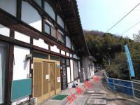 教室は顕応寺。木目調アルミ四枚の扉が玄関です。