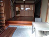 玄関を開けると簡易待合いがあります。