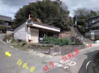 自動車は右折。徒歩、自転車は左折して階段を上がります。