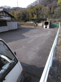 山道ですが、駐車場は広々ですよ。