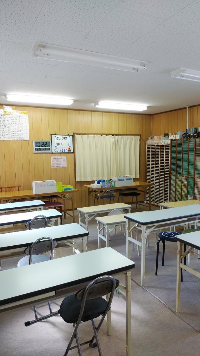 教室内はこんな感じ。一つの机を、1～2人で使用。清潔を心がけています。