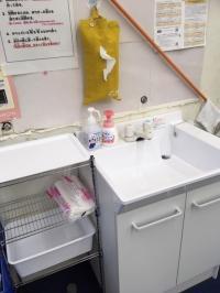 教室では、入室後手洗いをし、手指の消毒をするように指導しています。