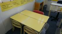幼児さんはこちらの席で学習します。アクリル板の仕切りで対面対応しております。