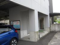 ビルの駐車場奥の入口より階段で２階へ。