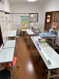 教室内観。机には1人ずつ。学年ごとの入室時間帯を設け密を回避して学習します。