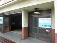 教室入口に看板があります。自転車置き場もあります。